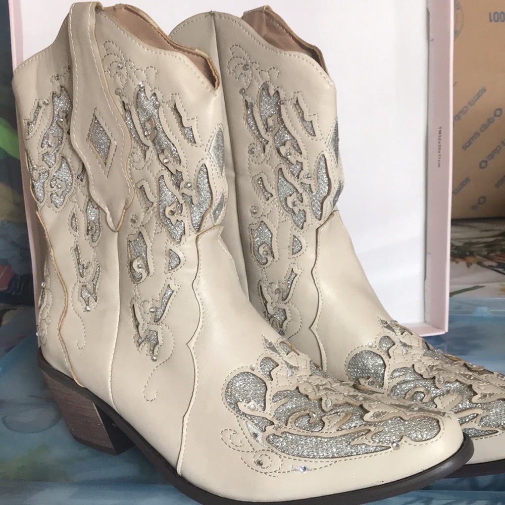 Womens size 7.5 boots-NEW